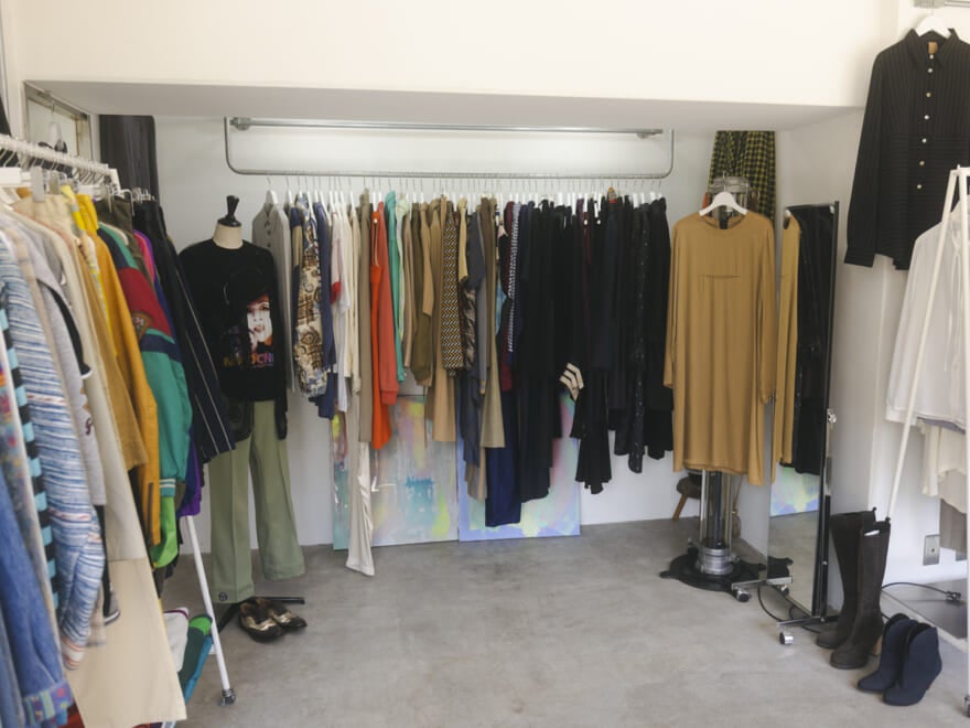店舗の中のラック。たくさんの服がかけられている。プロが推す東京の古着屋「sinot」