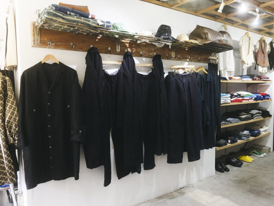 プロが推す東京の古着屋「sinot」左手の壁には黒いマキニョンと呼ばれる作業着が並んでいる。