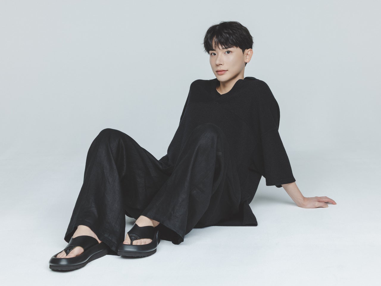 よしあきが着こなすオールブラックコーデ 座り
