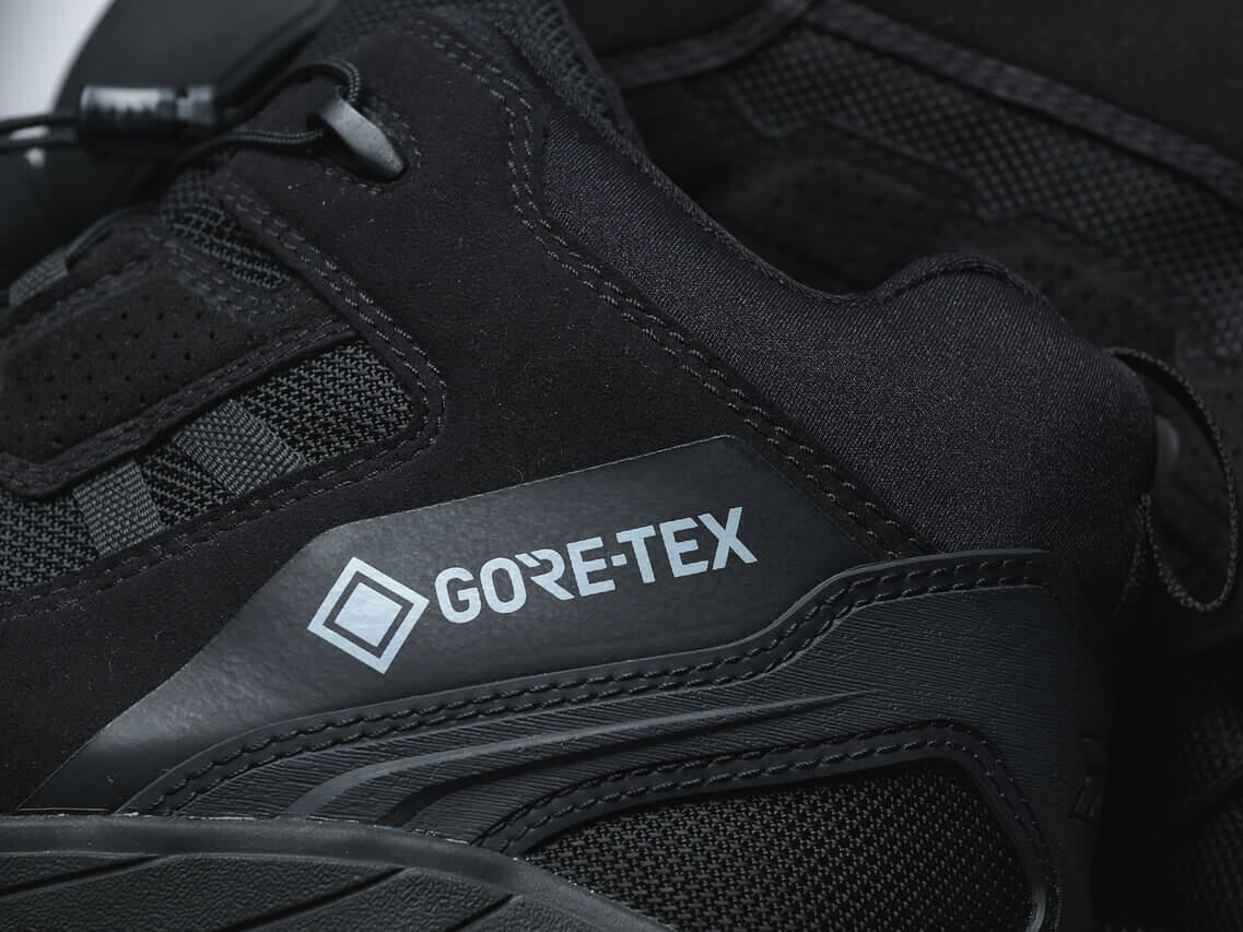 ディーベックの黒ゴアテックススニーカーFOGLE GORE-TEX MIDのゴアテックスロゴ寄り