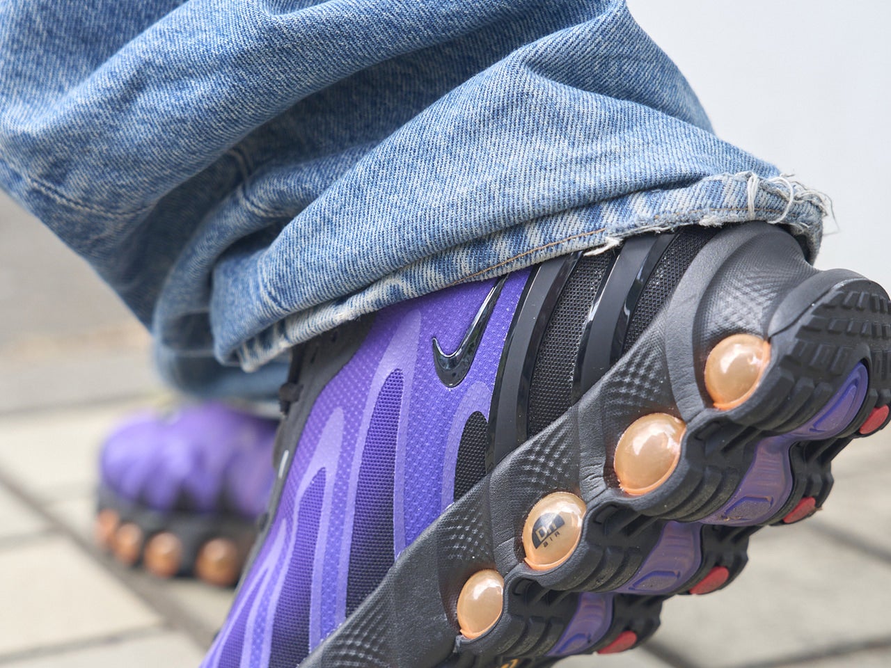 「ナイキ」と「カルバン・クライン×パレス」限定コラボジーンズの夏のストリートスタイル。スニーカーのプロはNIKE AIR MAX DN8をどう履く？