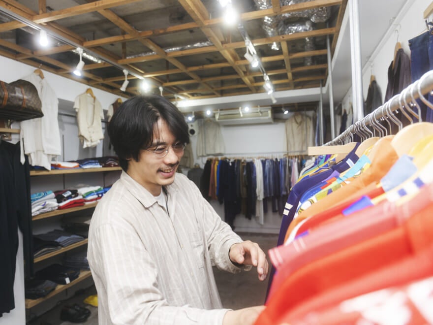 楽しそうにラックをディグる中道さん
