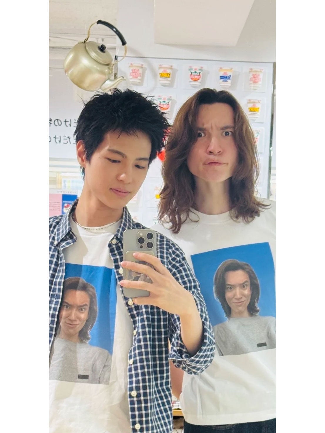 嵐の顔がプリントされたTシャツを着て、あざらしのような顔をしている嵐と、鏡に映った2人を撮影する喜十郎