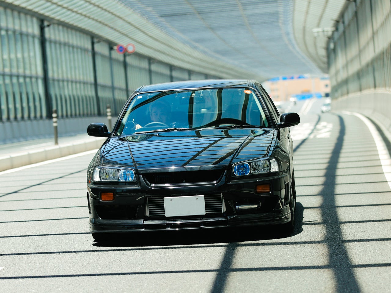 【後編】「日産・スカイライン 25GT TURBO」で走るだけで気持ちが整う。忙しない日々に必要だった運転という時間！【俺たち20代“クルマ・バイク”語り！／Vol.44②】