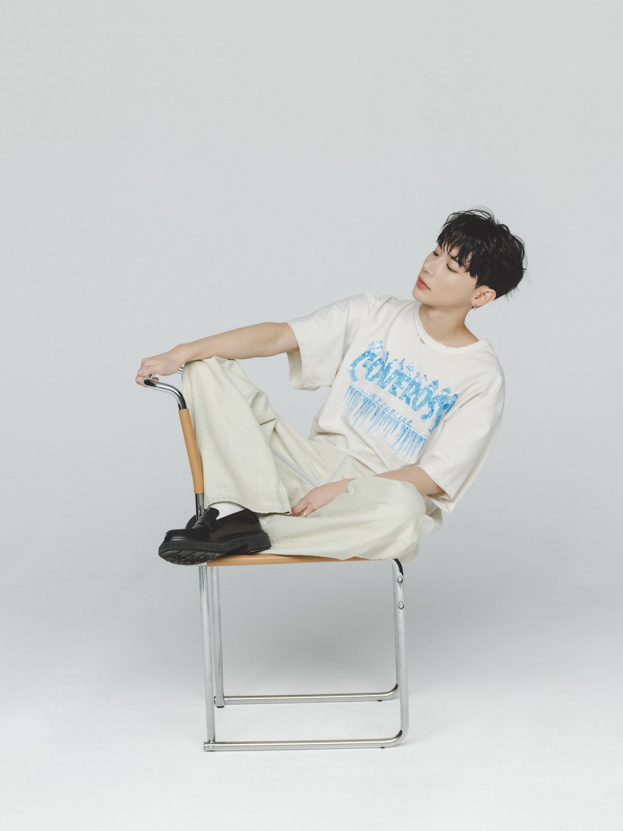 個性派Tシャツ✕スモーキーメイク