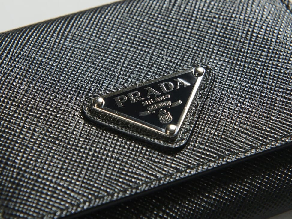 [Gallery]「プラダ」で夏のボーナスで買うべき“ご褒美”黒財布は「サフィアーノ」レザーが大本命！［PRADA］