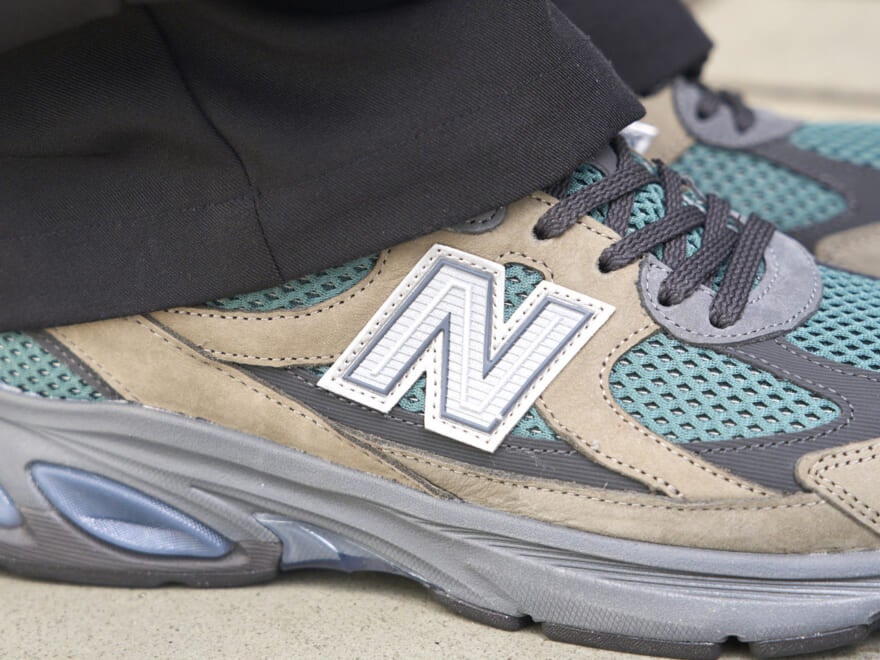 「ニューバランス」の大人カラーな新型を主役にするならモノトーンコーデが正解。スニーカーのプロはNew Balance U2010をどう履く？