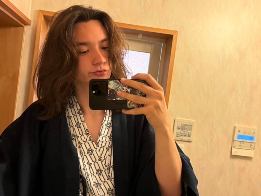 浴衣姿で自撮りをする嵐
