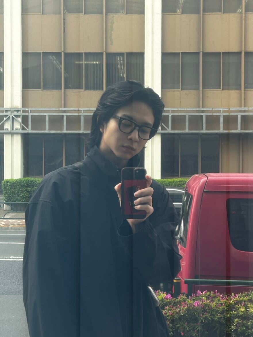 黒縁メガネをかけた鈴木仁