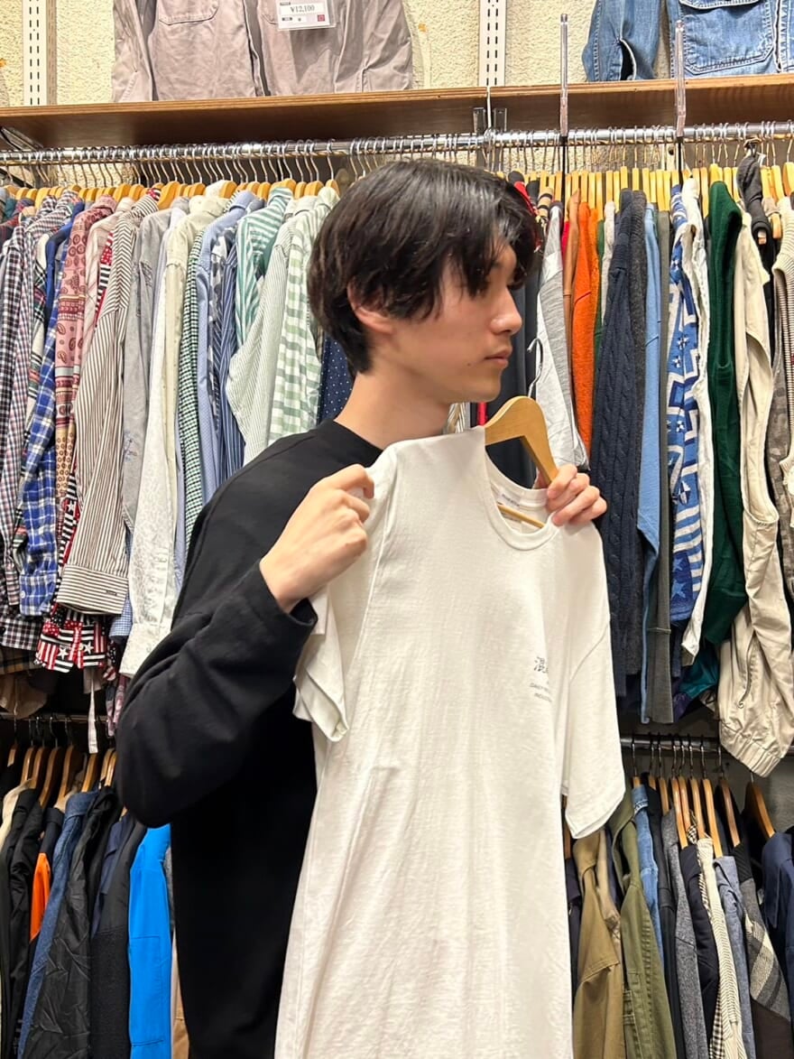 Tシャツを胸に当てる璃央