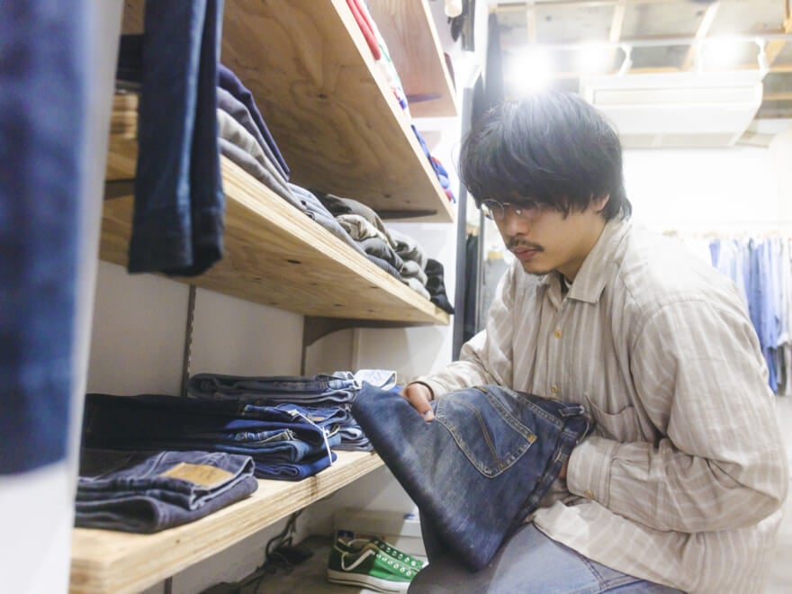 パンツやジャージを手に取る中道さん