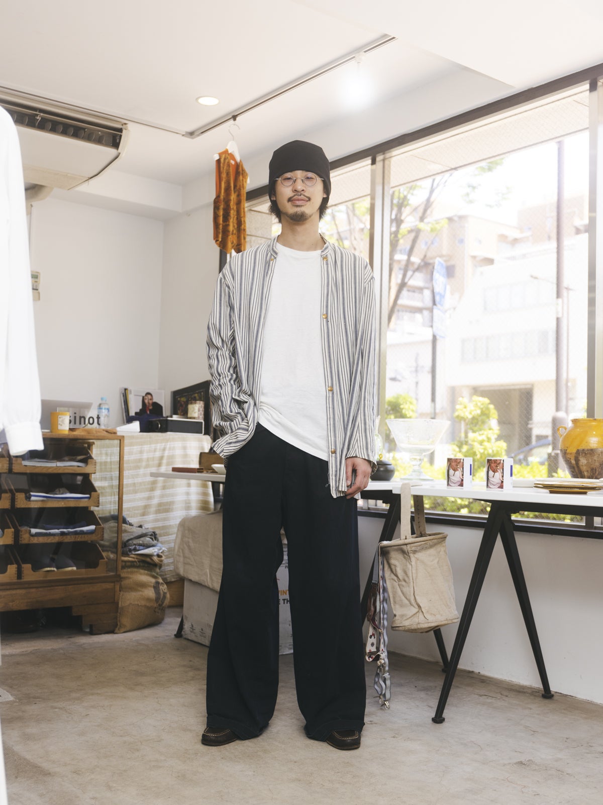 プロが推す東京の古着屋「sinot」。店舗オーナー、野口さんの全身。
