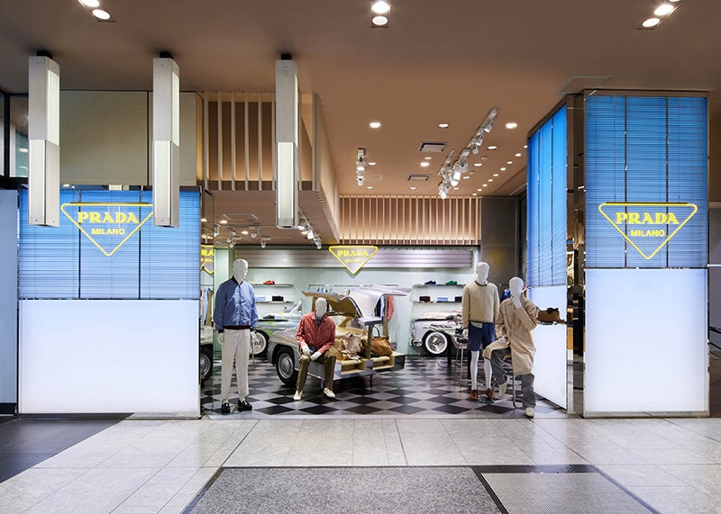 プラダが2025年6月に伊勢丹新宿店メンズ館で開催中のポップアップストアの内観イメージ１