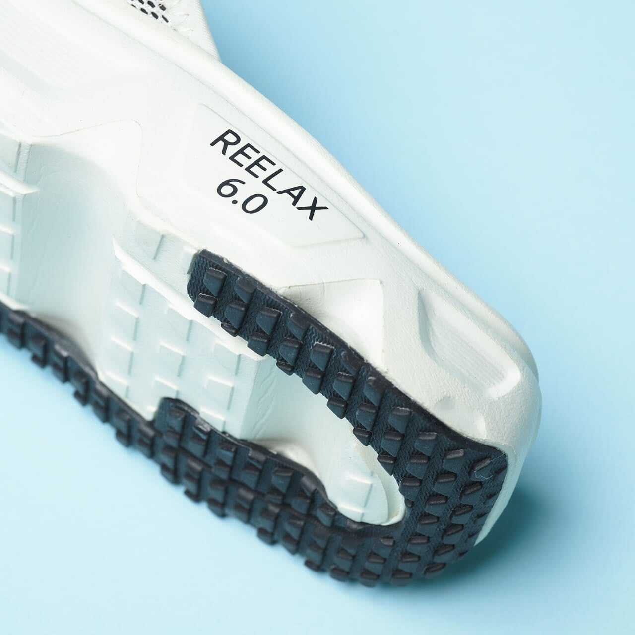 7月に買うべきサロモンのリカバリーサンダル REELAX BREAK 6.0のサイドロゴ