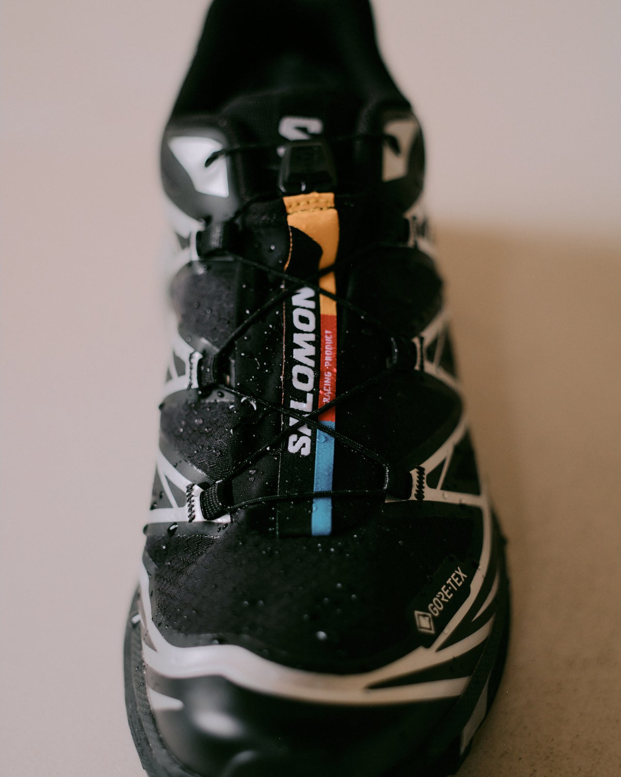SALOMONの黒いゴアテックススニーカー「XT-6 GORE-TEX」のシューレース