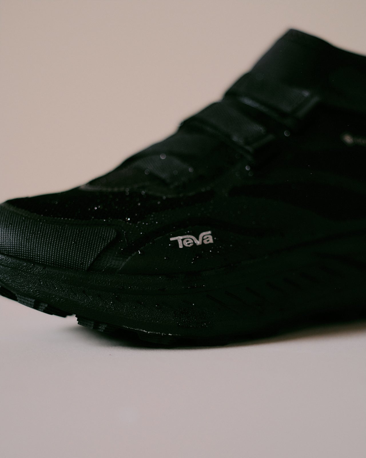 Teva®の黒いゴアテックススニーカー「Trailwinder Mid GTX」のトウ