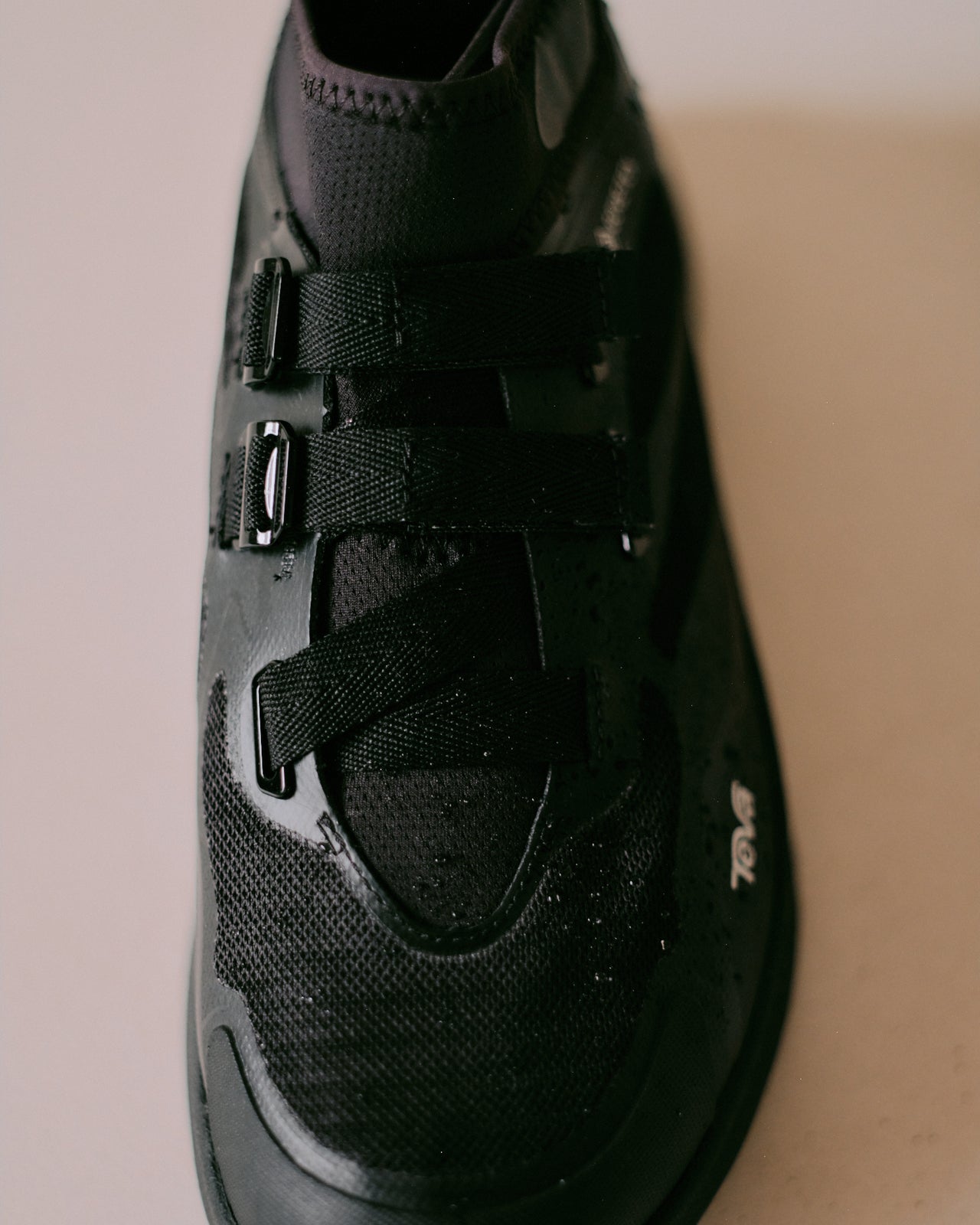 Teva®の黒いゴアテックススニーカー「Trailwinder Mid GTX」のアッパー
