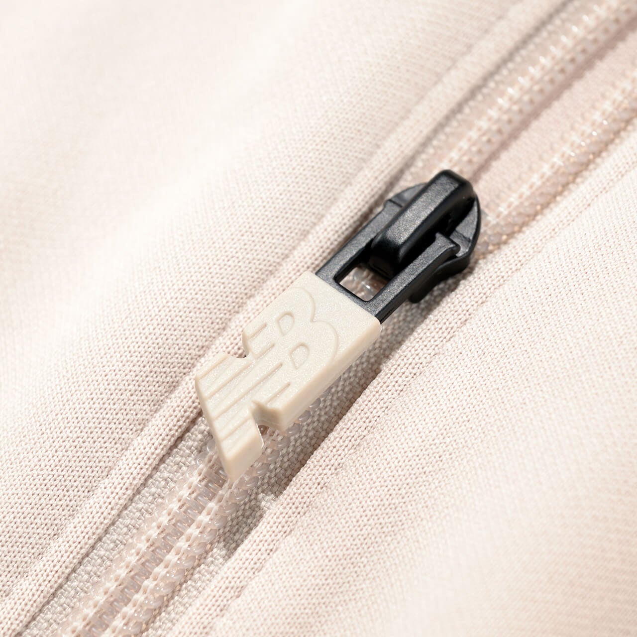 エディターが愛用するニューバランスのトラックジャケット／Knit Track Jacketのジップ