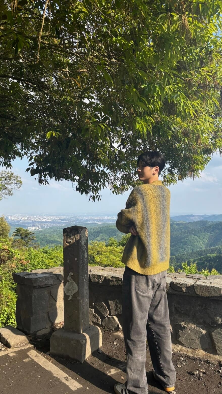 高尾山の景色のいい場所で写真を撮る石川