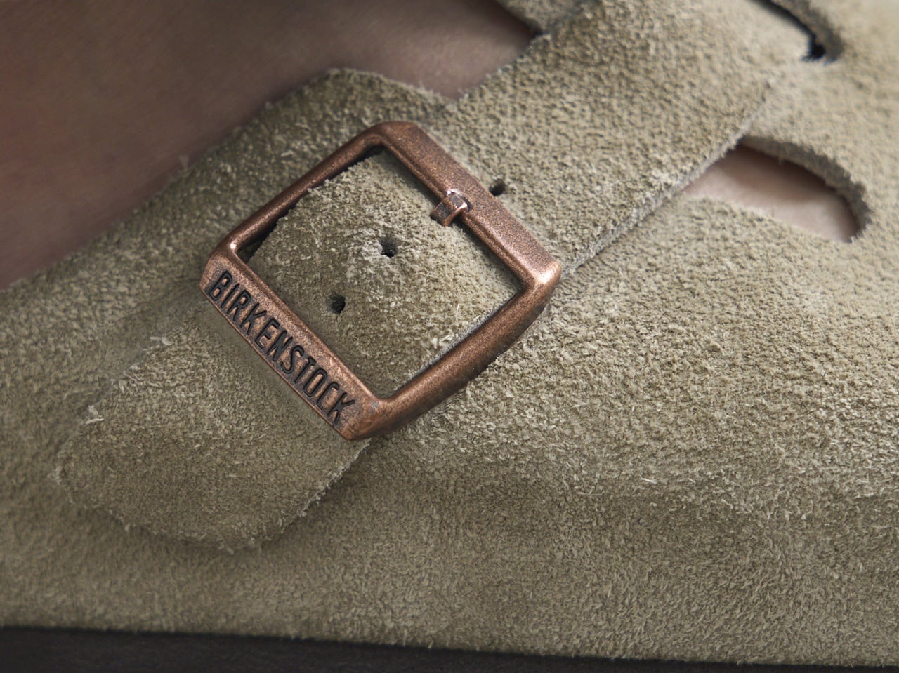 大人な「ビルケンシュトック」の定番名品にはブルージーンズが正解。服のプロはBIRKENSTOCK BOSTONのサンダルをどう履く？