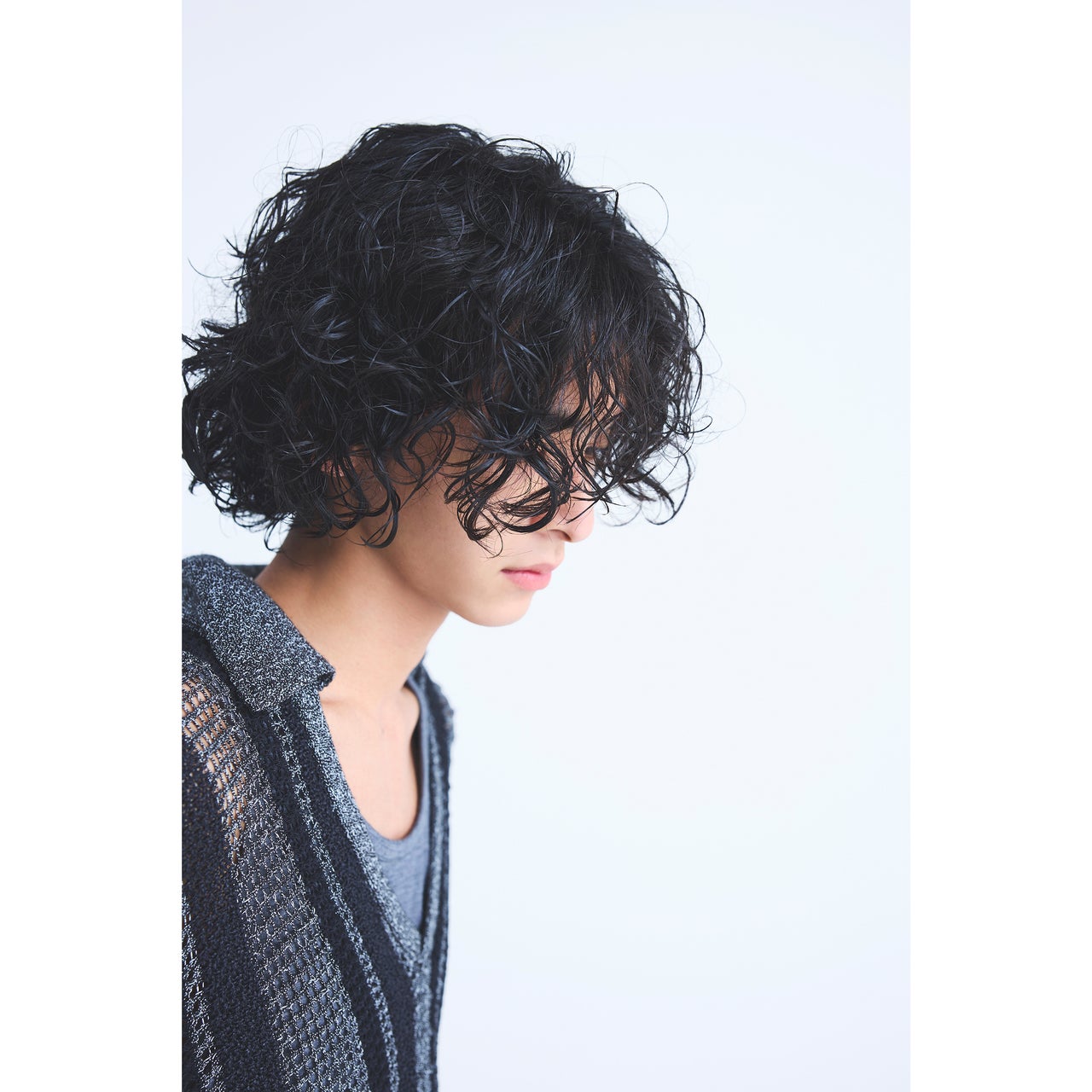 ミディアムヘアのパーマスタイル　横顔