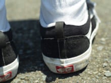 唯一無二の「ユニクロ」シャツにはVANS オールドスクールの黒スニーカーを。【おしゃれな人はメジャーブランドの愛用スニーカーをどう履く？Vol.123】