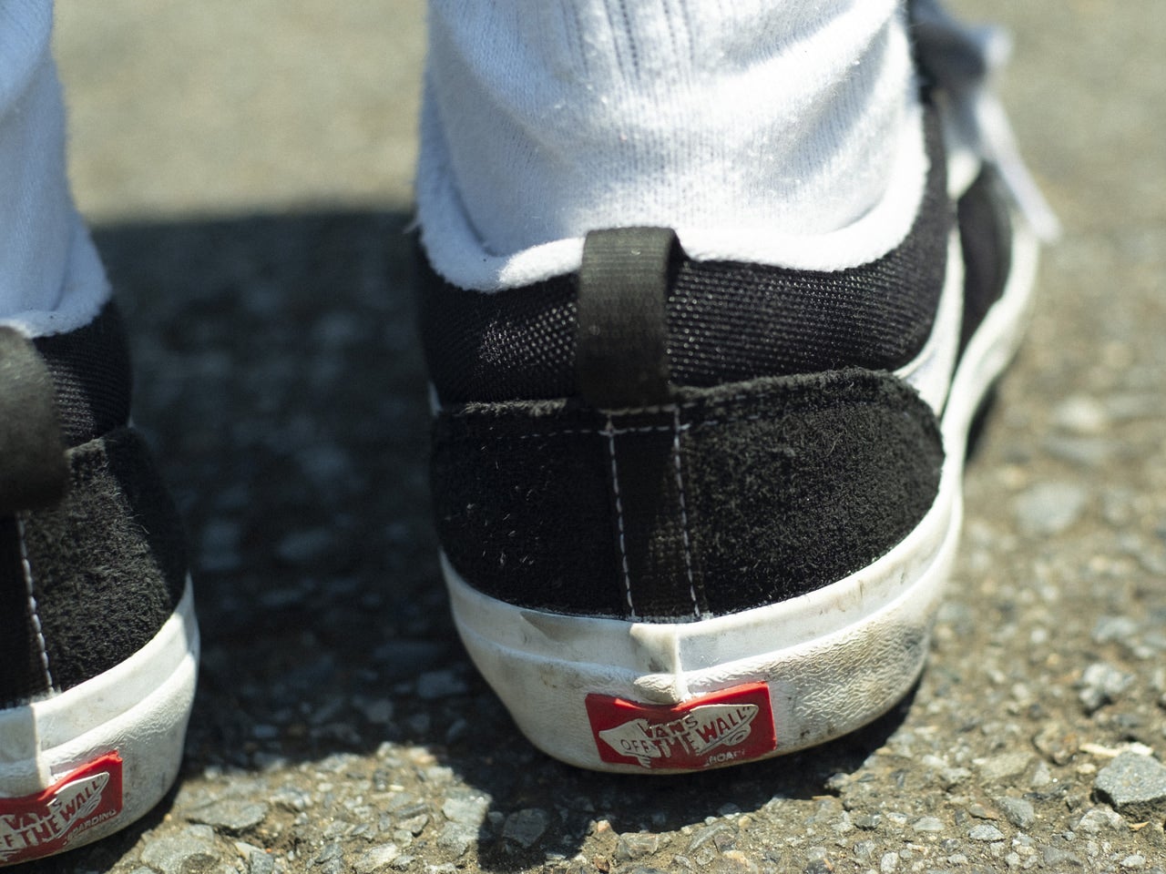 唯一無二の「ユニクロ」シャツにはVANS オールドスクールの黒スニーカーを。【おしゃれな人はメジャーブランドの愛用スニーカーをどう履く？Vol.123】