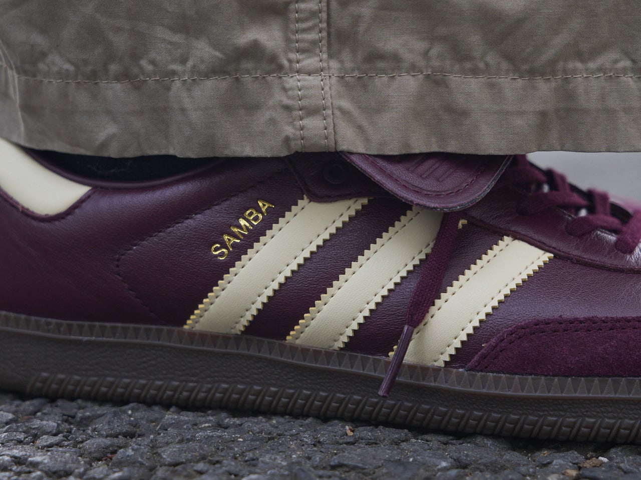 特別カラーの「アディダス サンバ」はモダンかつ大人なスタイリングで。服のプロはadidas Originals SAMBAをどう履く？