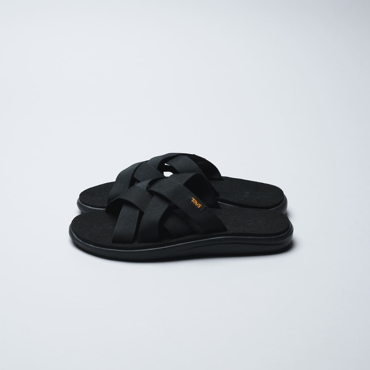7月に買うべきテバの黒サンダル voya slideのサイド
