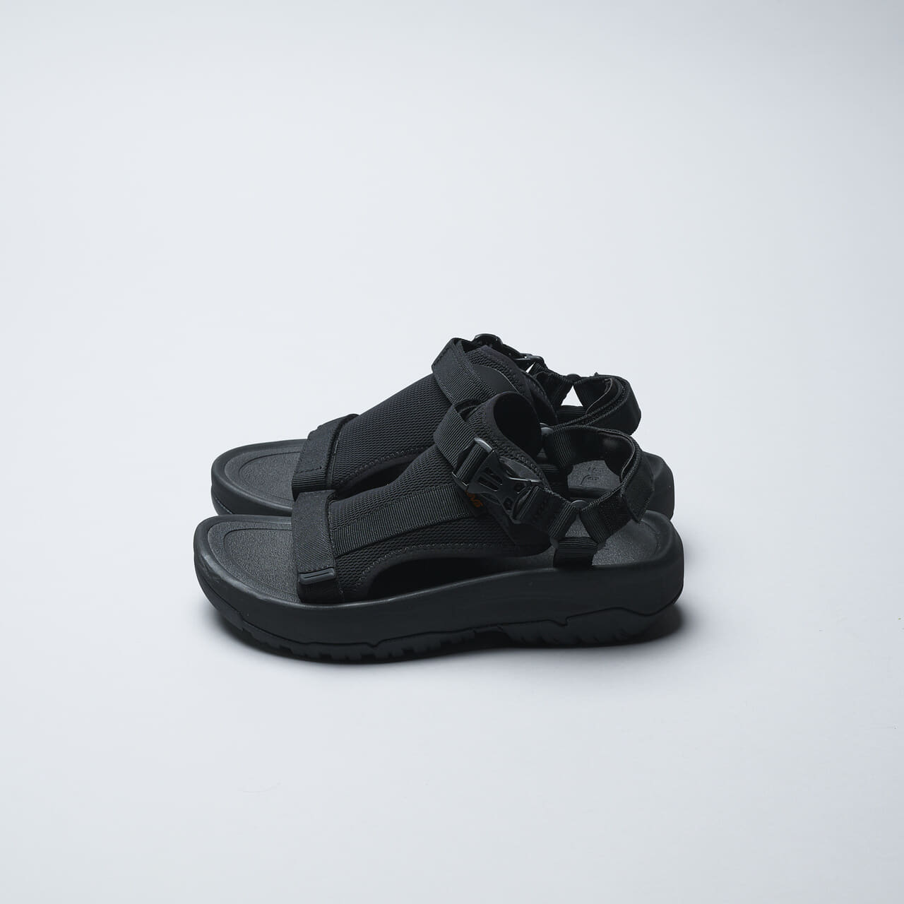 7月に買うべきテバの黒サンダル harricane ampsole voltのサイド