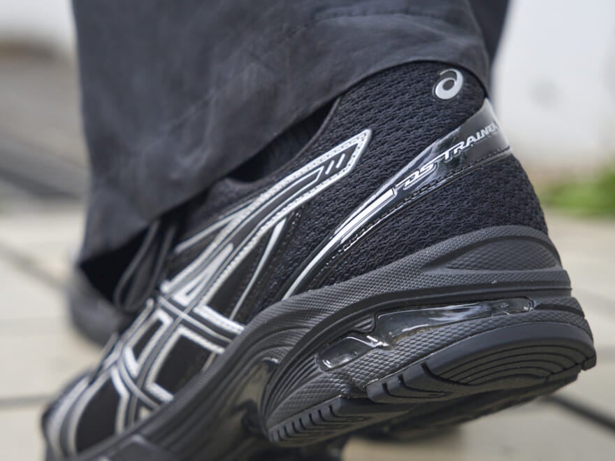 「アシックス」の黒スニーカーをネイビースタイルに合わせてドレッシーに。服のプロはASICS GEL-DS TRAINER 14をどう履く？