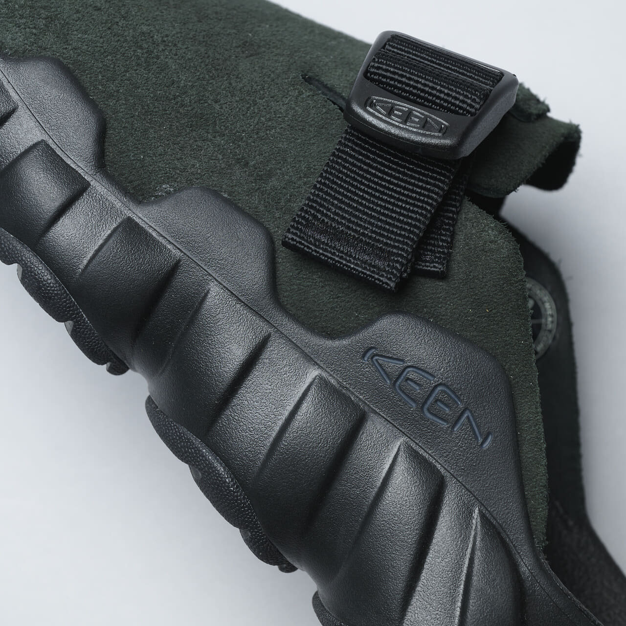 ７月に買うべきキーンのサンダ／HYPERPORT CLOG LEATHERのサイドロゴ
