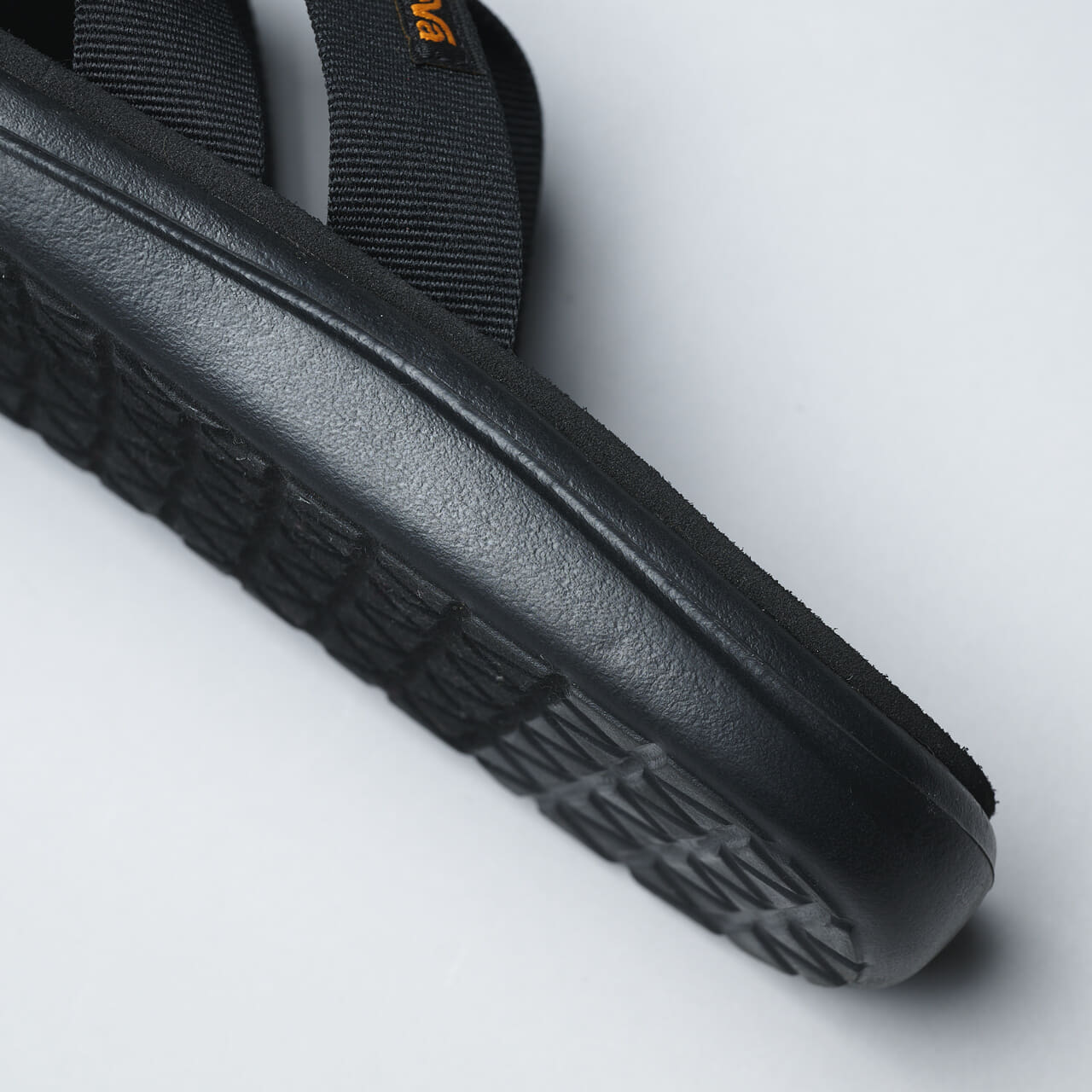 7月に買うべきテバの黒サンダル voya slideのアウトソール