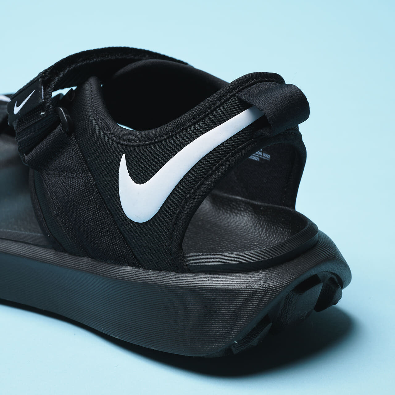 7月に買うべきナイキのサンダル NIKE VISTA SANDALのヒールロゴ