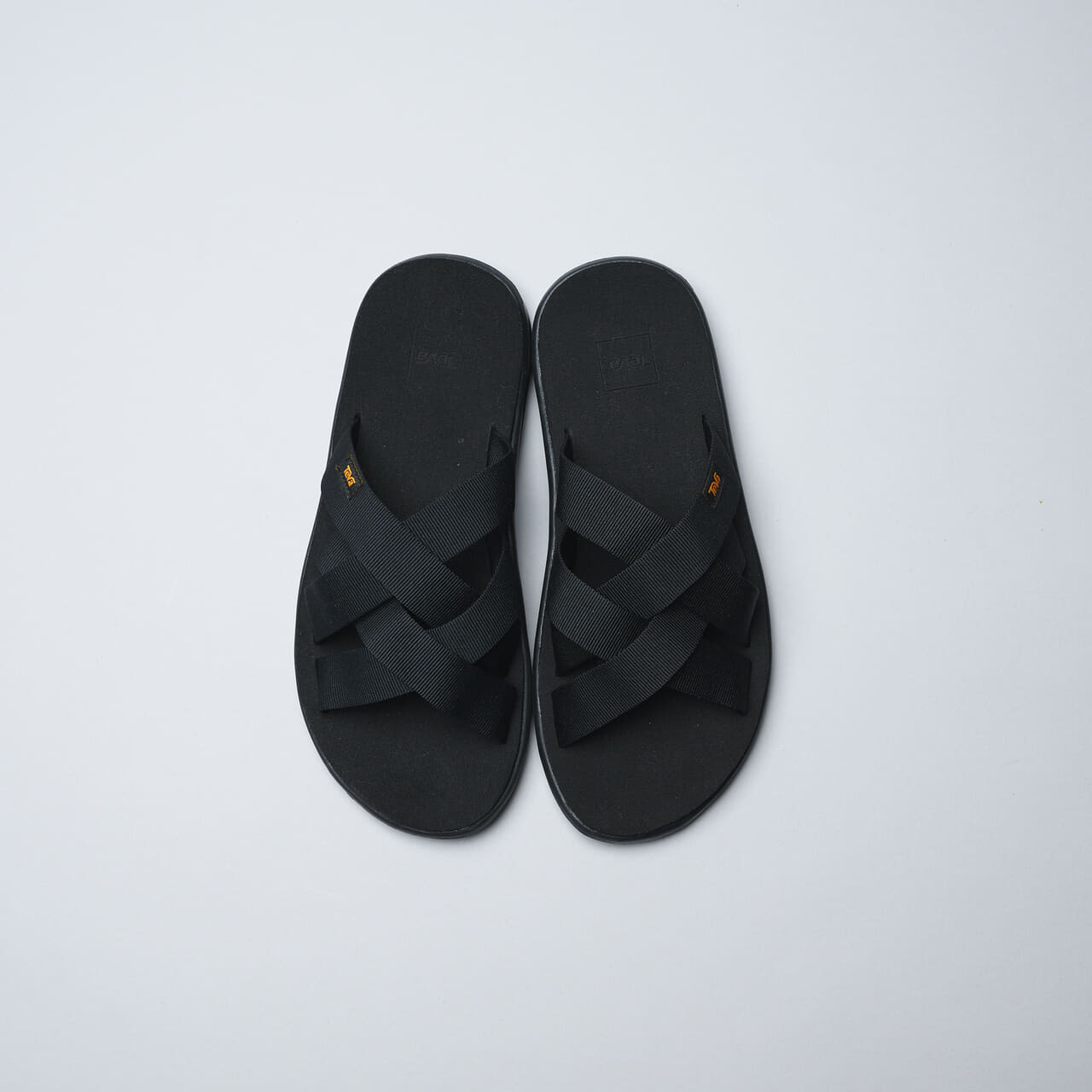 7月に買うべきテバの黒サンダル voya slide
