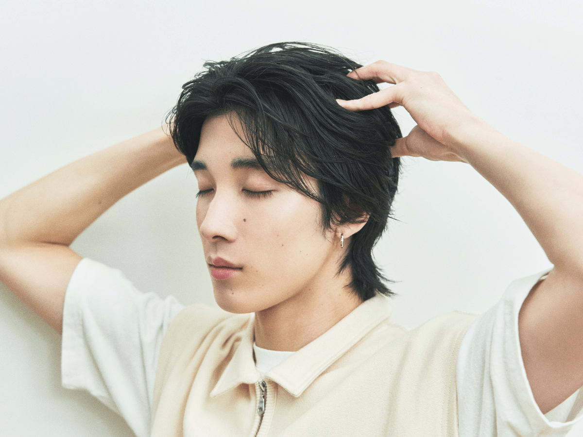 ドライシャンプー　手で全体をなじませる
