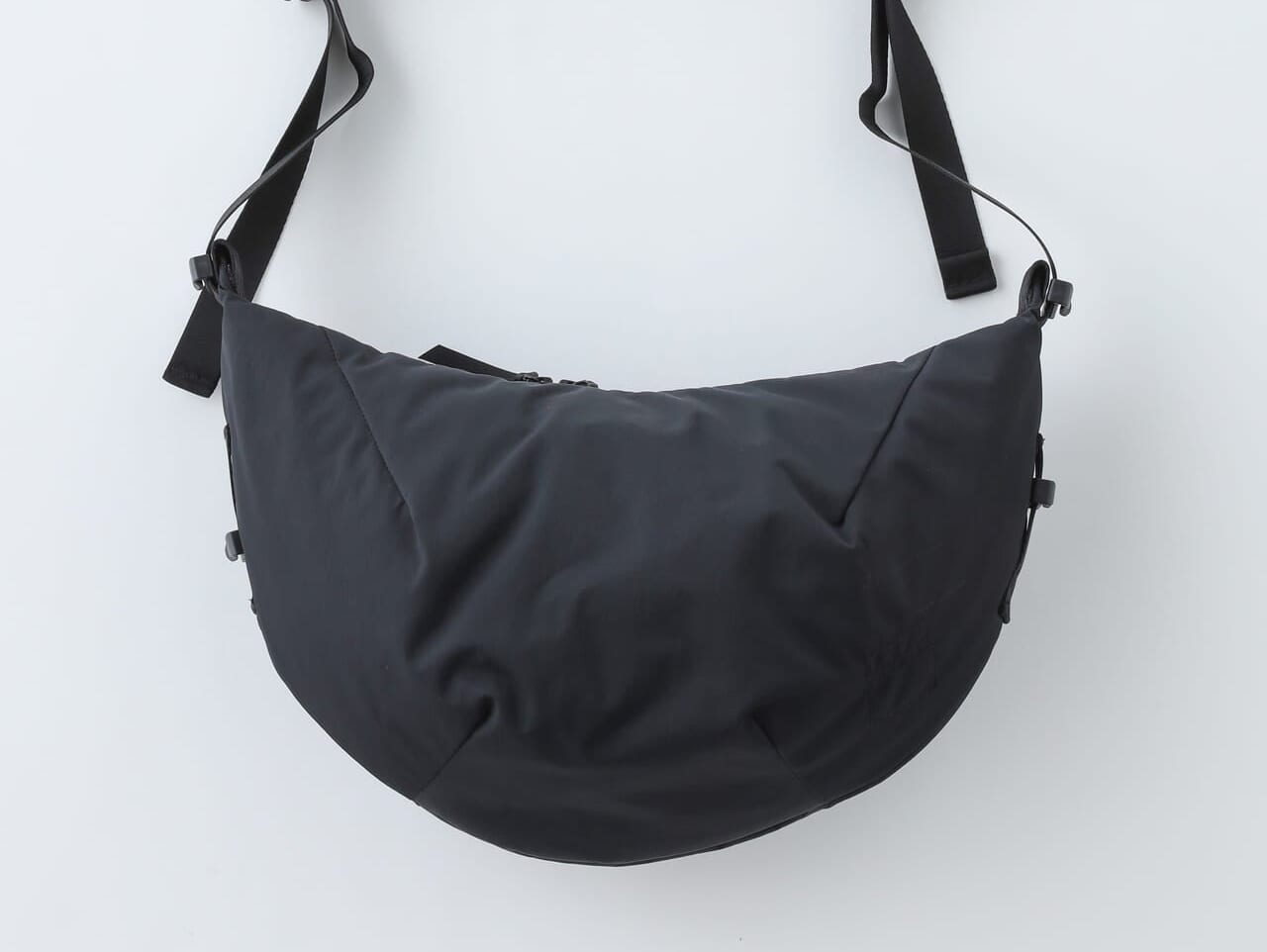 [Gallery]ファミマの隠れ名品も！オシャレな人が買ってよかった「黒バッグ」４選。リュックにショルダー...正解着こなしつき！