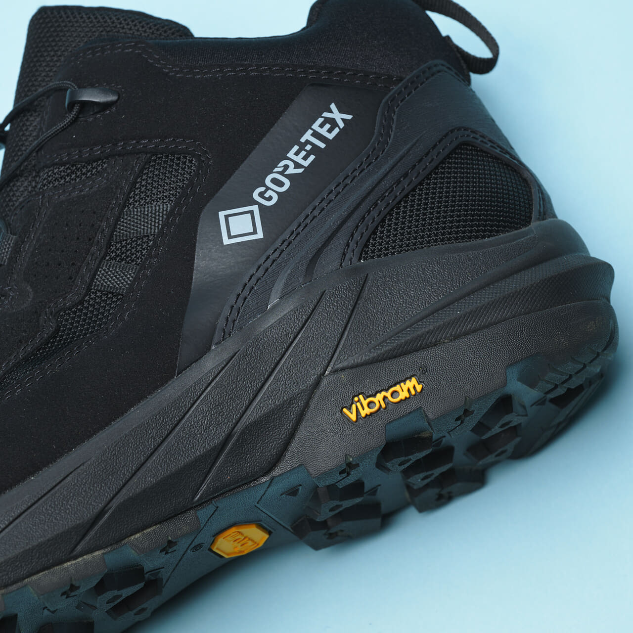 ディーベックの黒ゴアテックススニーカーFOGLE GORE-TEX MIDのロゴ