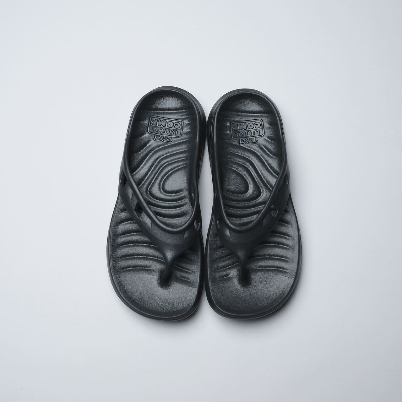7月に買うべきテバの黒サンダル apretrail flip