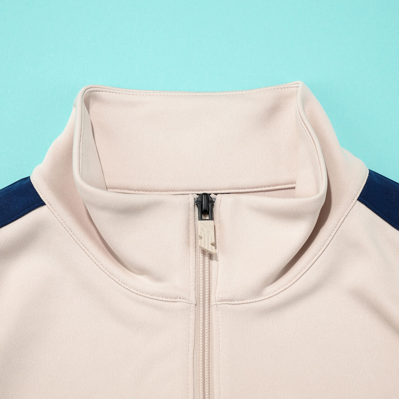エディターが愛用するニューバランスのトラックジャケット／Knit Track Jacketのネックまわり