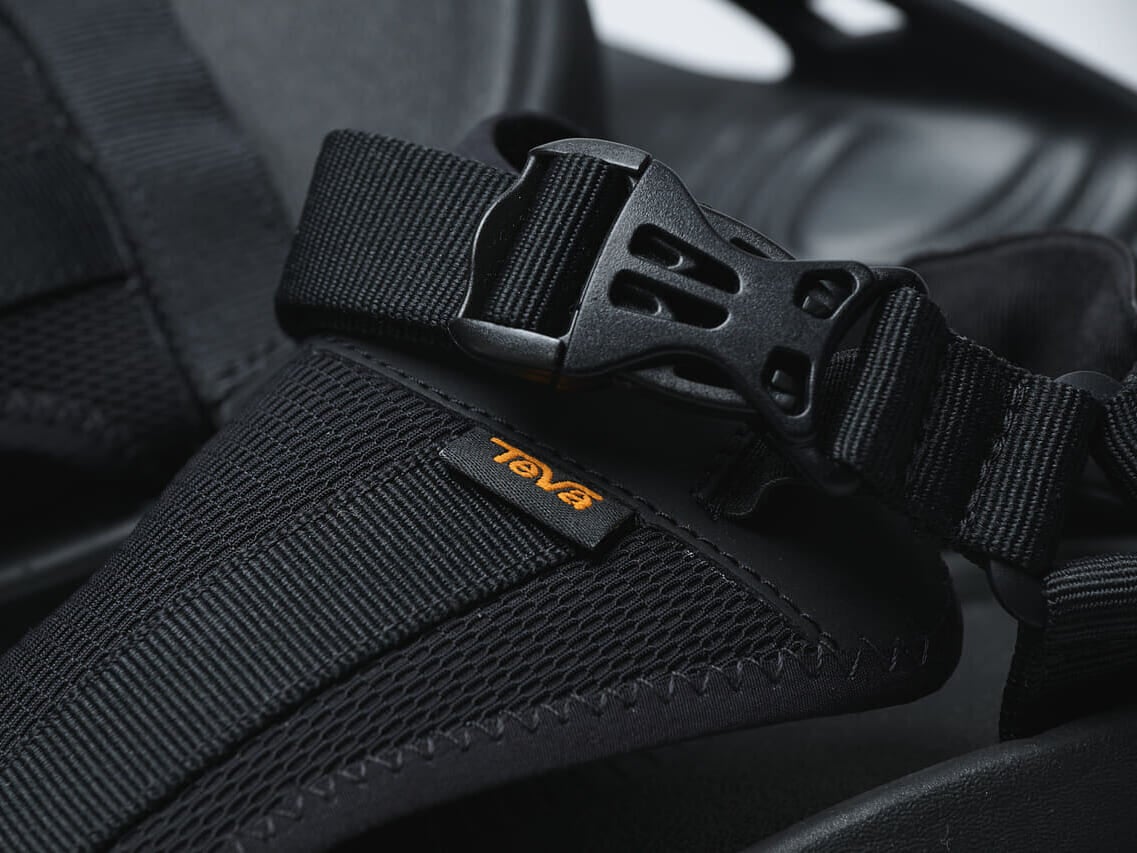 7月に買うべきテバの黒サンダル harricane ampsole voltのアッパーのロゴ