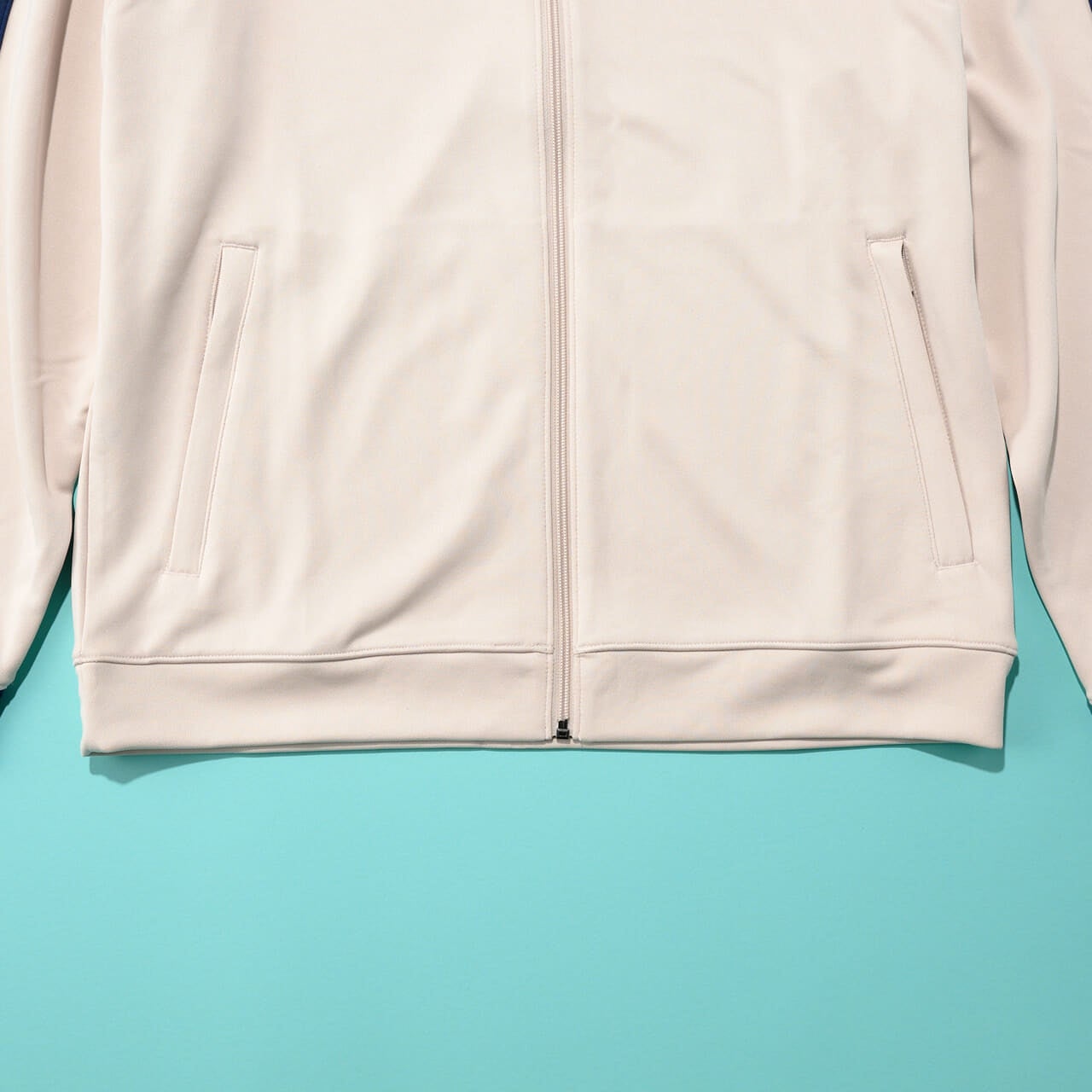 エディターが愛用するニューバランスのトラックジャケット／Knit Track Jacketの裾シルエット