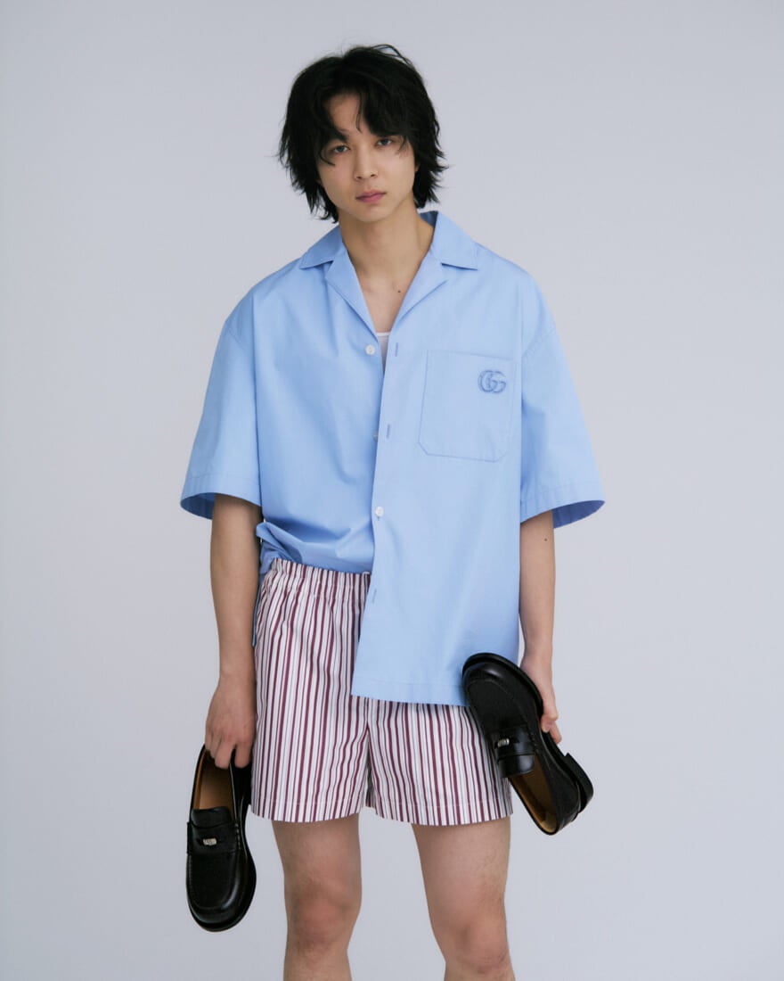 グッチのローファーを着用する鈴木 仁