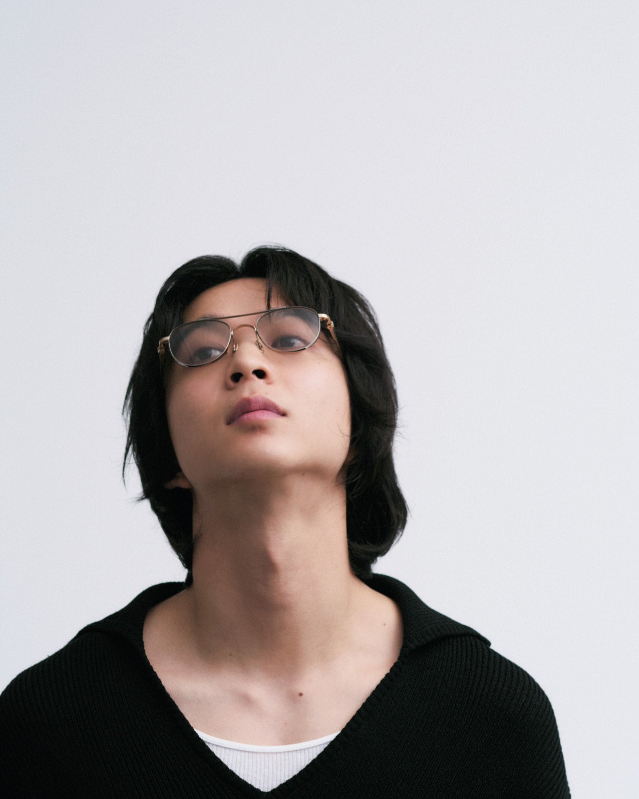 ユウイチトヤマ フォー ビオトープのメガネを着用する鈴木 仁
