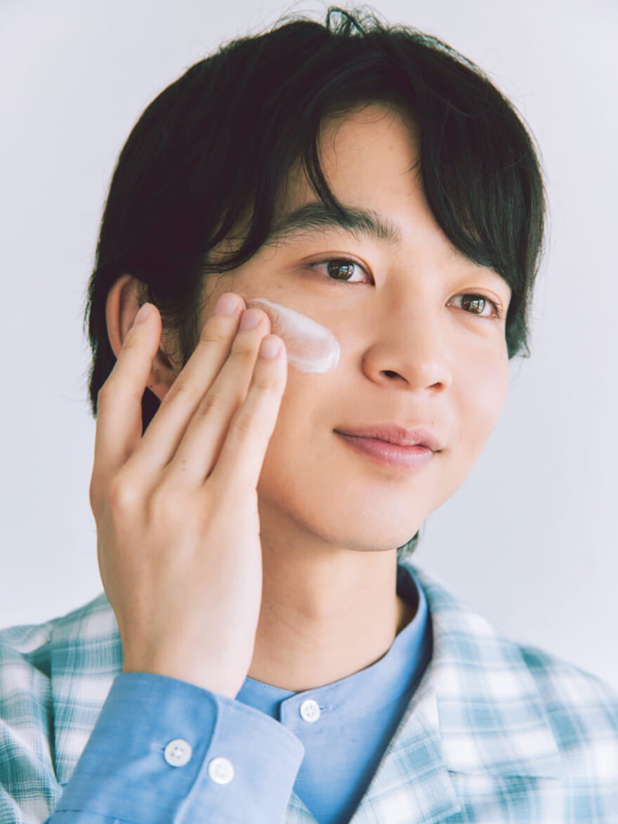 「スキンアクア ヒアルロンセラムUV」を顔に塗る、メンズノンノモデルの鈴木仁