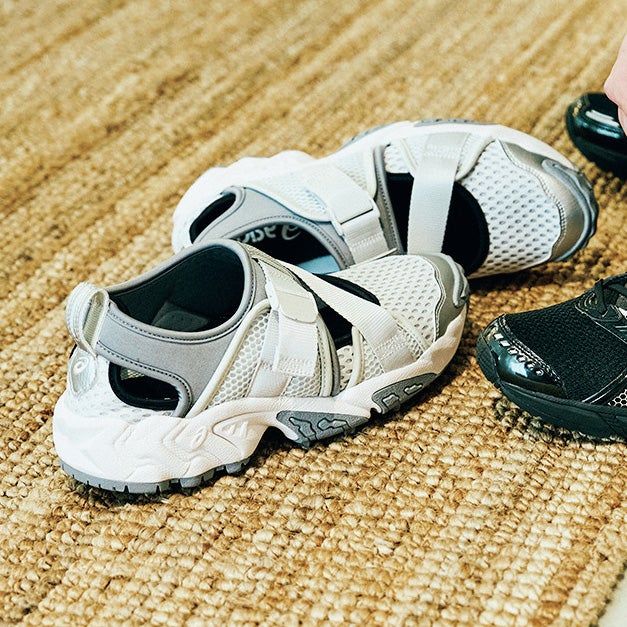ASICSの白い新作サンダル「GEL-FILIMY」
