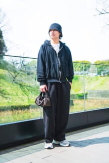 [鈴々木 響] 「ユニクロ」のパンツに「ニューバランス」のスニーカーでストリートなムードを楽しむ【メンズノンノモデルの私服スナップ】