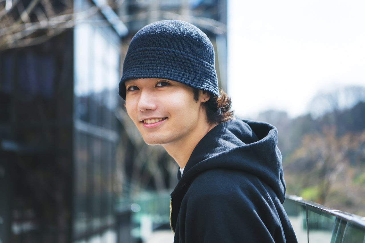[鈴々木 響] 「ユニクロ」のパンツに「ニューバランス」のスニーカーでストリートなムードを楽しむ【メンズノンノモデルの私服スナップ】