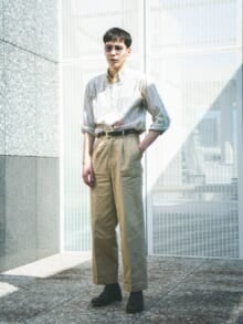 [守屋 光治] 「プレイ・コム デ ギャルソン」のTシャツのイエローを差し色に！　愛用ブーツに古着のシャツを合わせてカジュアルに【メンズノンノモデルの私服スナップ】