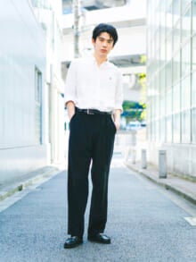 [稲井 孝太朗] この夏は「ポロ ラルフ ローレン」の白シャツと黒スラックスで大人っぽいスタイルに【メンズノンノモデルの私服スナップ】